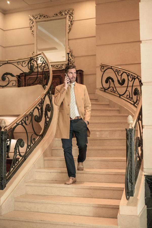 Diplomatichotel เมนโดซา ภายนอก รูปภาพ A man wearing a camel coat