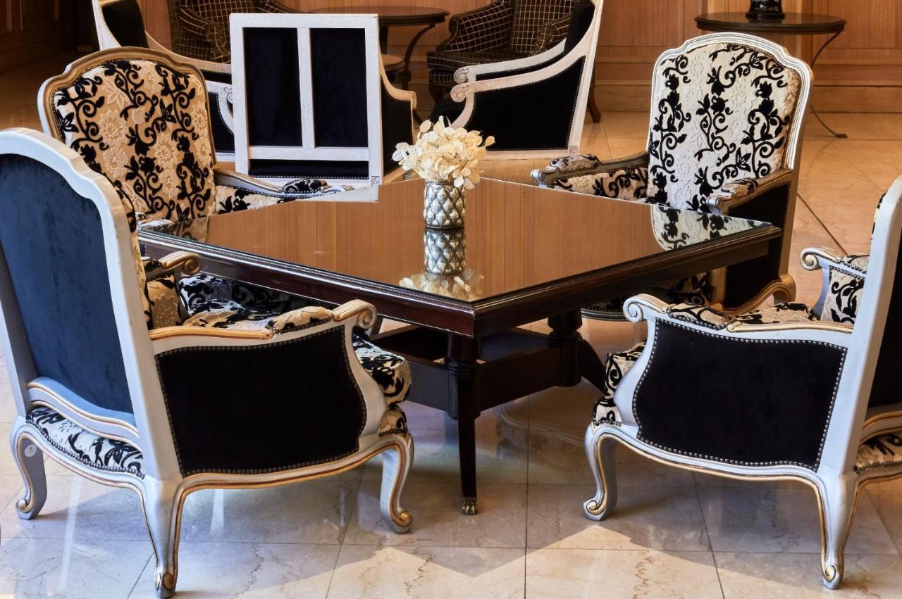 Diplomatichotel เมนโดซา ภายนอก รูปภาพ A set of chairs and a table