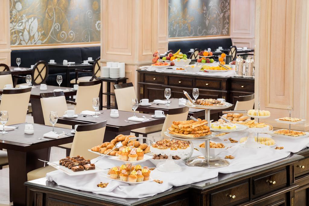 Diplomatichotel เมนโดซา ภายนอก รูปภาพ A buffet at a hotel