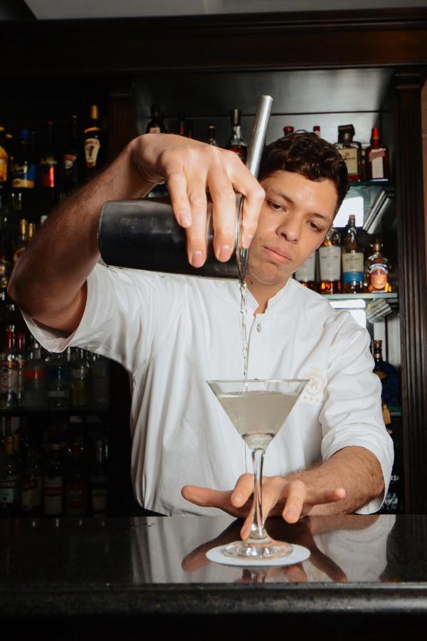 Diplomatichotel เมนโดซา ภายนอก รูปภาพ A bartender at work