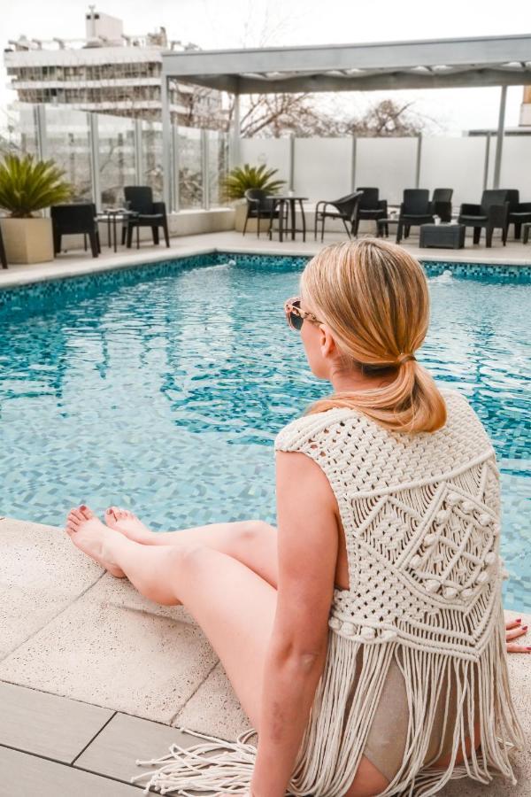 Diplomatichotel เมนโดซา ภายนอก รูปภาพ A woman sitting by a pool