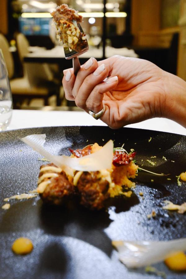 Diplomatichotel เมนโดซา ภายนอก รูปภาพ Parmigiano-Reggiano being grated over a dish
