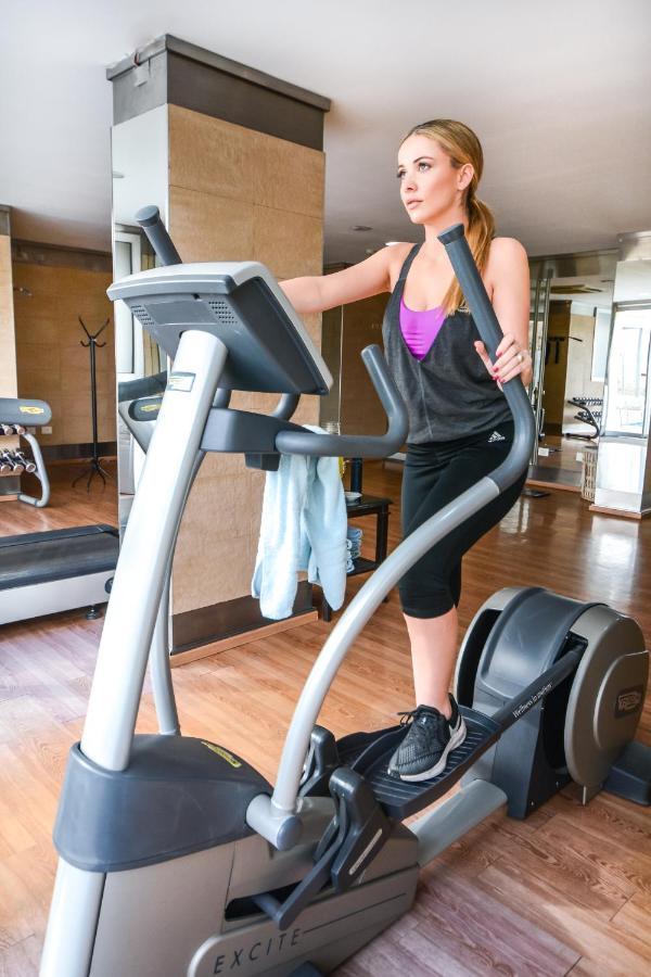 Diplomatichotel เมนโดซา ภายนอก รูปภาพ A woman using a cross trainer