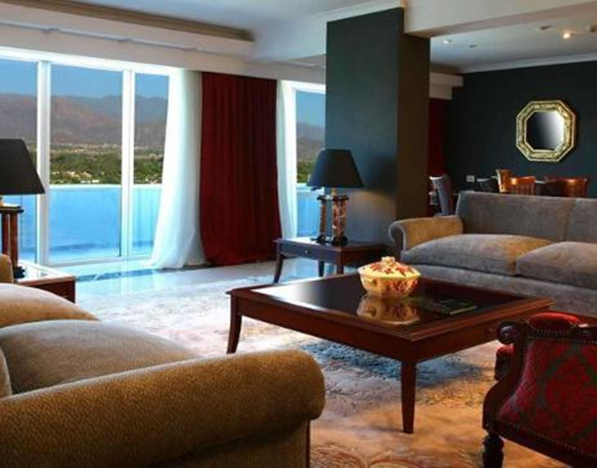 Diplomatichotel เมนโดซา ภายนอก รูปภาพ A living room in a suite at the Grand Hotel